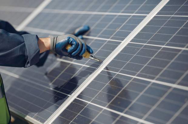 man-with-white-helmet-near-solar-panel.jpg<br><i>© FotoEnergy fotowoltaika i pompy ciepła</i>