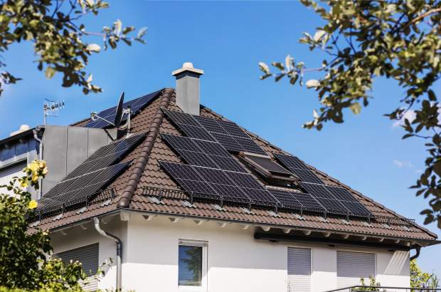 solar-panels-private-house-roof-solar-station-roof-tiles.jpg<br><i>© FotoEnergy fotowoltaika i pompy ciepła</i>